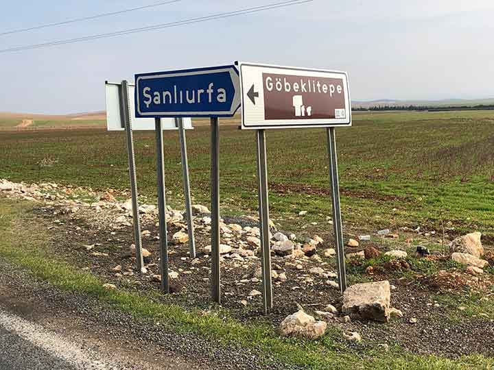 Road signs pointing to Şanlıurfa and Göbekli Tepe.