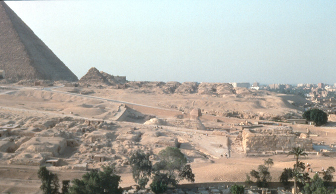 Planche 3 du livre de Schoch Forgotten Civilization, montrant le Sphinx orienté à l'est et l'inclinaison du plateau